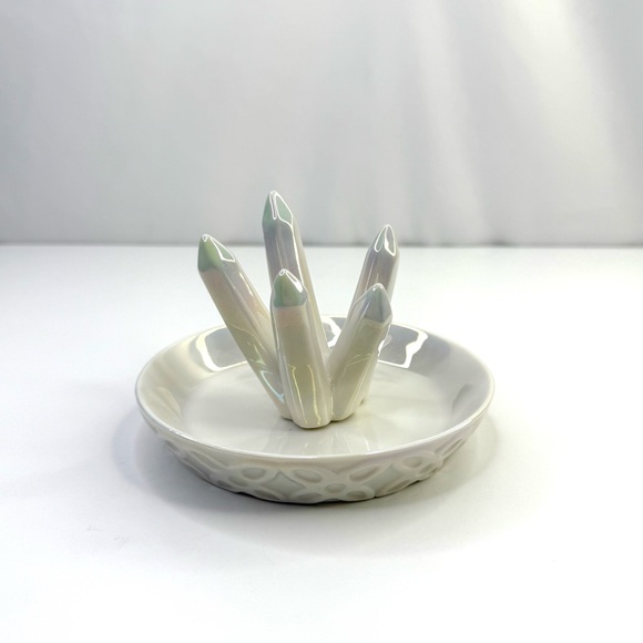 HOME SMILE White Crystal Cluster Shaped Jewelry Tray Ceramic Ring Holder - Picture 6 of 11